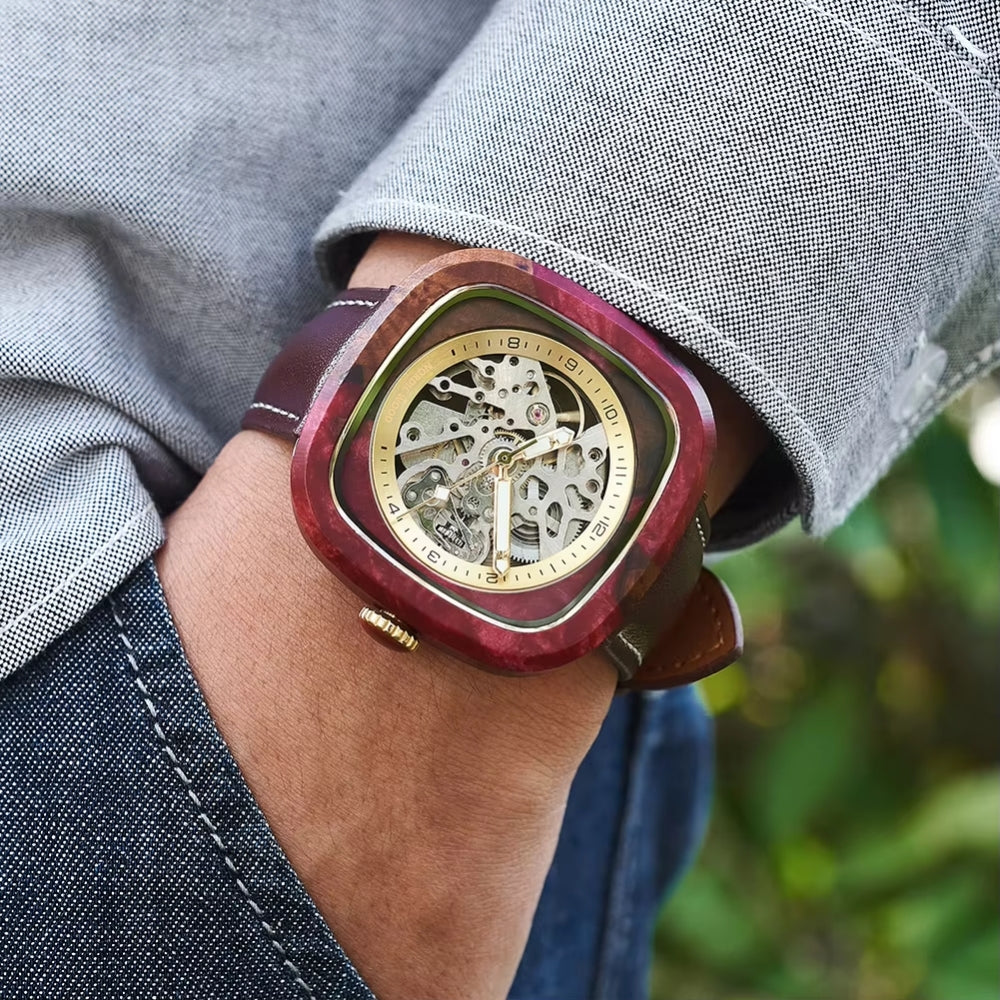 montre-automatique-rouge-carree