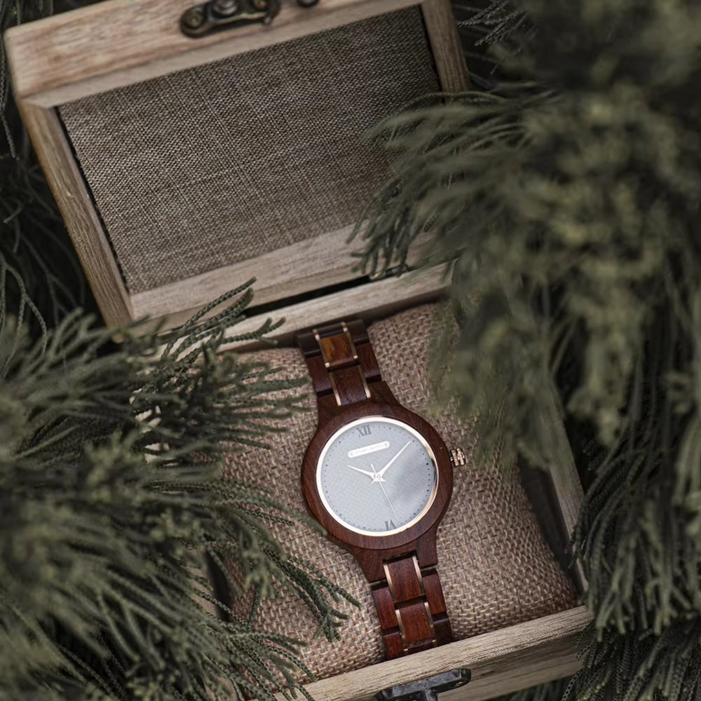 montre-pour-femme-rouge-en-bois